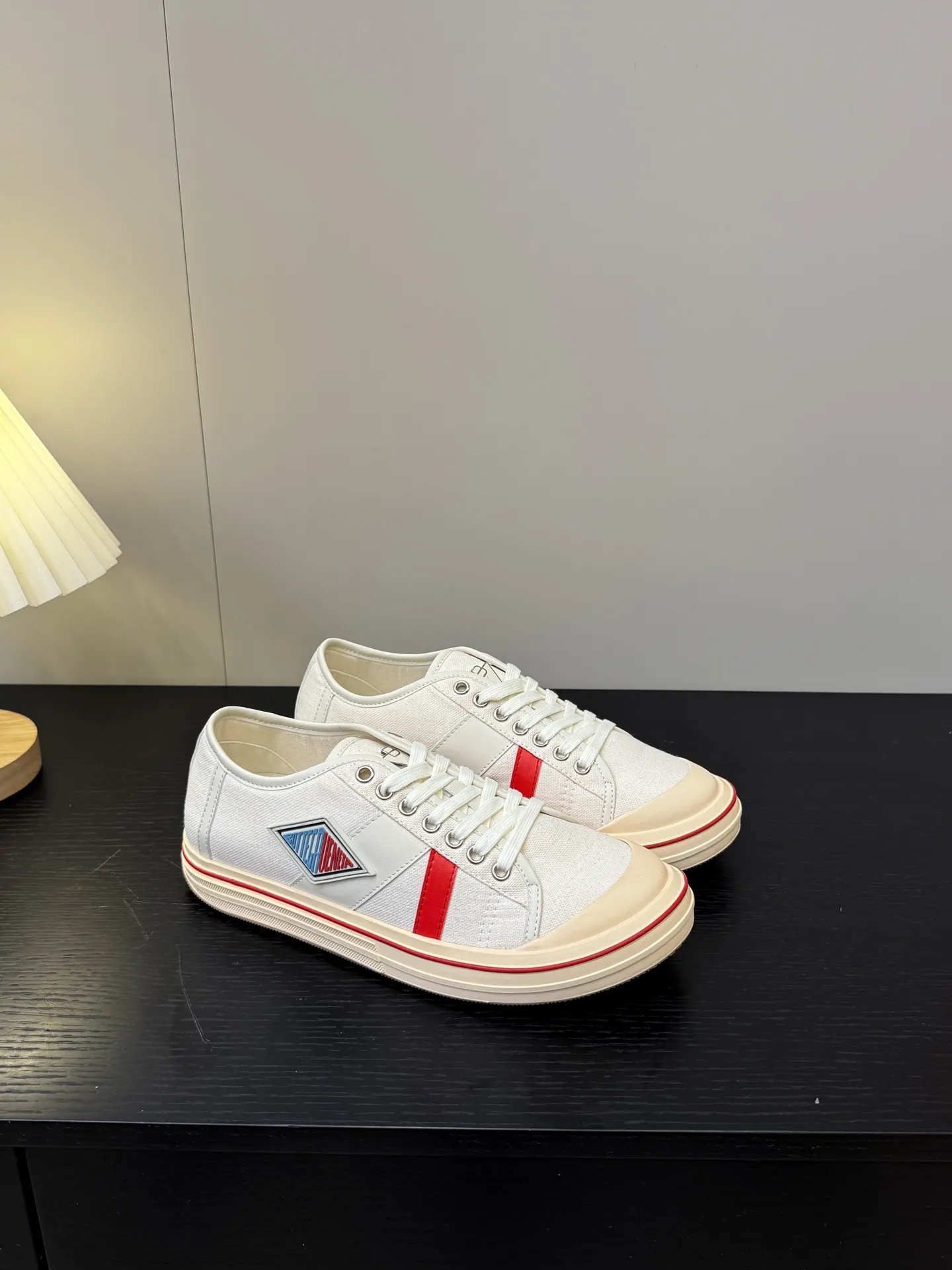👟👟Ex-factory price 460👟👟 (Men's size +1️⃣0️⃣) BVOrbit's latest 2025 catwalk model, developed 1:1 from the original board, classic color matching elements! This is the biggest highlight of this shoe, eye-catching but not exaggerated design, super cool for daily use, super versatile whether paired with pants, sweaters or skirts, looks good no matter how you wear it, the more you look at it, the more you like it ❗️ Outsole: Original outsole color: 5 colors code number: female 35-40 male 39-44